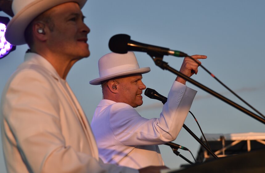 Группа "Несчастный случай" исполняет хиты на открытии цикла летних музыкальных концертов "Крыша 24"