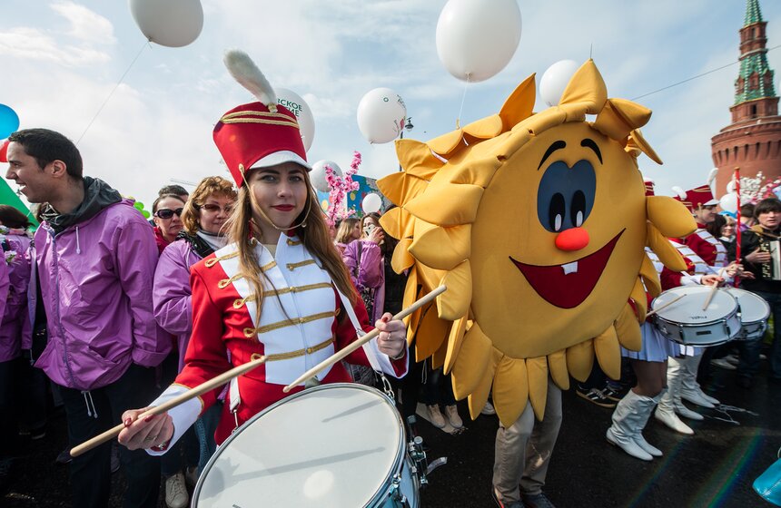 Демонстрация прошла под лозунгами в поддержку трудоустройства выпускников учебных заведений и за реализацию послания президента Федеральному собранию.