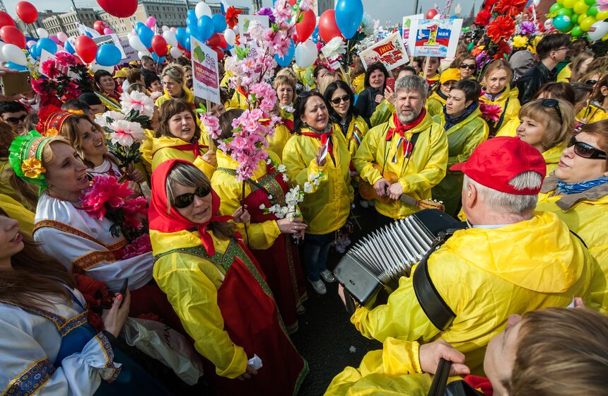 В демонстрации приняли участие учителя, строители, врачи, ученые, работники транспорта, промышленности, социальной сферы, культуры, энергетики и связи, торговли, жилищно-коммунального хозяйства, инженеры, ветераны, а также студенты.