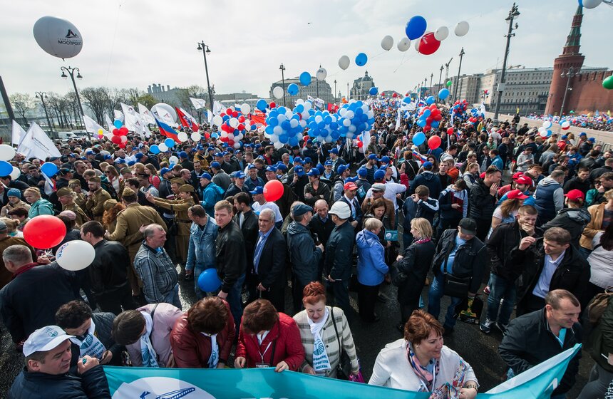 Акция началась на Красной площади, а потом разделилась на две колонны, которые прошли по Манежной площади и Никольской улице.