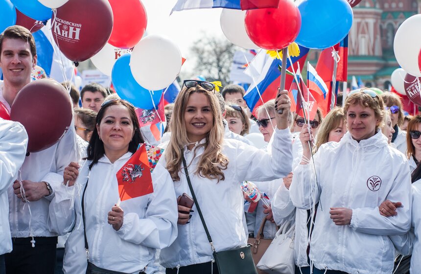 Колонны прошли по Большой Ордынке через Москворецкий мост с выходом на Васильевский спуск.