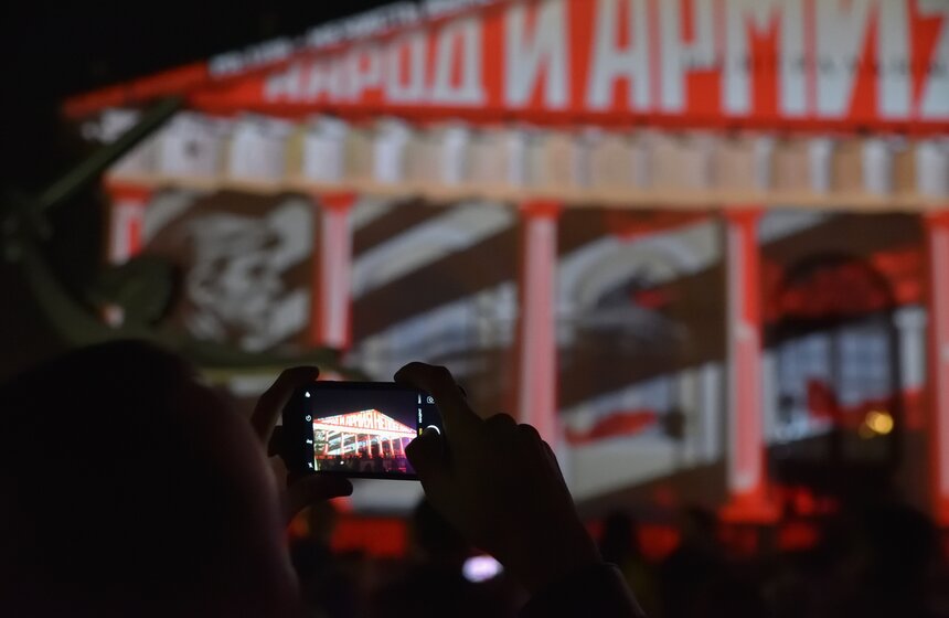 Оно не просто играет важную роль в осмыслении своей истории и культуры, но и доносит одну важную мысль – героями являются не города, а люди, отстоявшие будущее, которое для нас является настоящим.