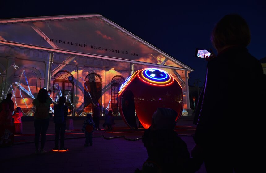 Световое шоу в честь Дня Победы на фасаде ЦВЗ "Манеж" 6 фото