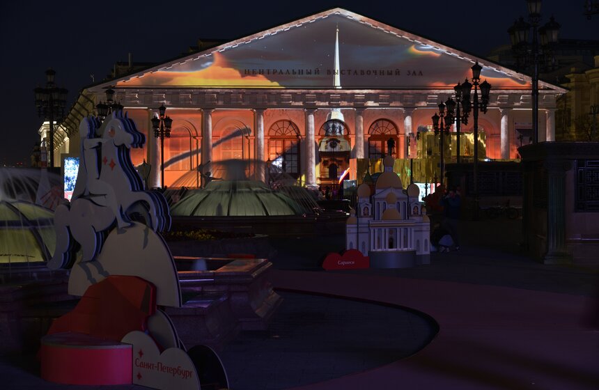 Световое шоу в честь Дня Победы на фасаде ЦВЗ "Манеж" 2 фото