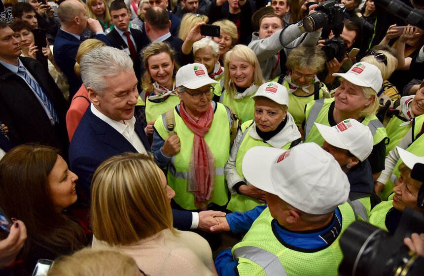 "Эта программа для тех московских пенсионеров, которым надоело сидеть дома, которые хотят общения, хотят найти новых друзей, которые хотят вести активную жизнь", – заявил мэр Москвы