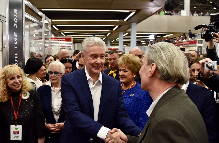 "Московское долголетие" из проекта стало превращаться в реальность. Сегодня около 100 тысяч москвичей уже записалось на различные кружки. 75 тысяч уже реально работают в этих кружках", – сказал Собянин