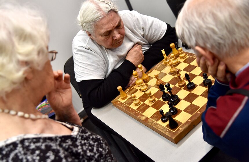 Рукодельницы смогут принять участие в занятиях по декупажу, скрапбукингу, бисероплетению, бумагопластике, вязанию, лоскутному шитью, фитодизайну. Кроме того пенсионерам расскажут, как не стать жертвой финансовых мошенников, с пожилыми людьми поделятся секретами и возможностями социальных сетей