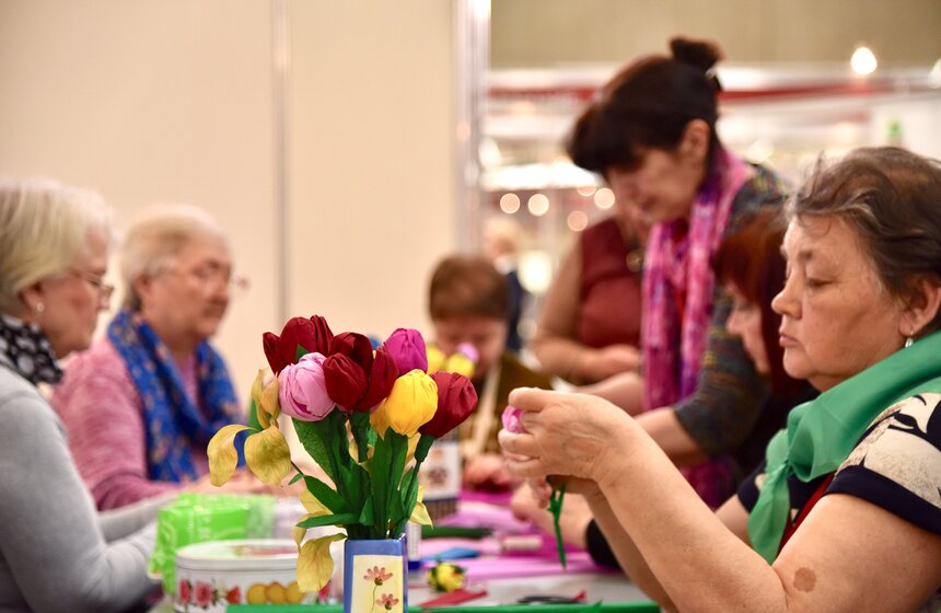 Площадку поделили на несколько тематических зон: "Информационные технологии", "Образовательная мозаика", "Вокальное творчество", "Изобразительное искусство", "Художественно-прикладное творчество и рукоделие", "Танцевальное творчество", "Игры: шашки и шахматы", "Физическая активность", "Здоровый образ жизни", "Стиль и красота"