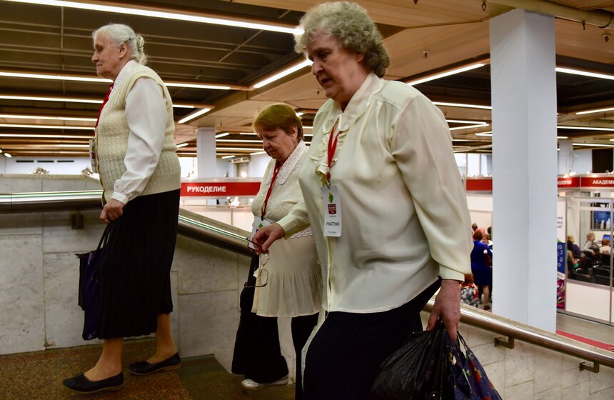 В павильоне № 69 москвичи старшего поколения могут больше узнать о возможностях для участия в различных мероприятиях по месту жительства