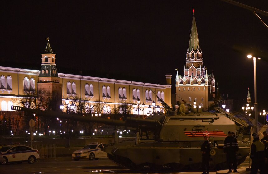 В репетиции парада были задействованы 120-миллиметровое самоходное артиллерийское орудие "Флокс", зенитная самоходная установка 2С38 "Деривация-ПВО"
