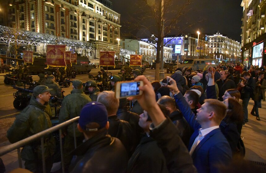 Зрители направляют камеры мобильных телефонов – тысячи фотографий и видеозаписей заполняют социальные сети