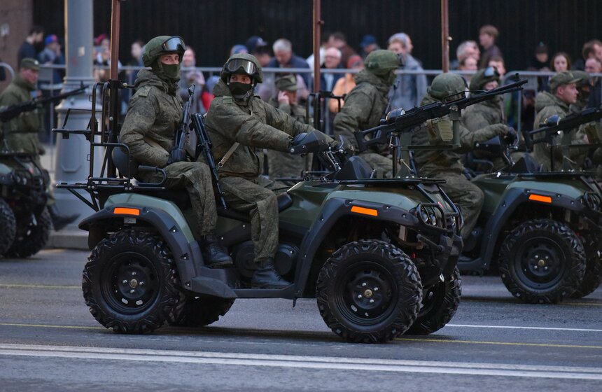 На улицах Москвы по традиции собрались тысячи зрителей, люди приходили целыми семьями