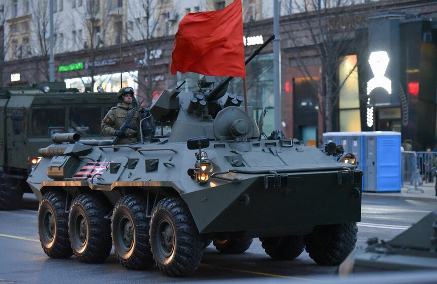 Публике показали, например, боевую машину поддержки танков "Терминатор-2"