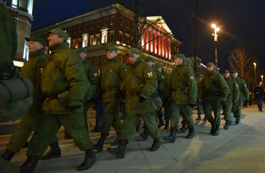 Настолько близко – прямо рукой подать, мы даже видим лица наших защитников