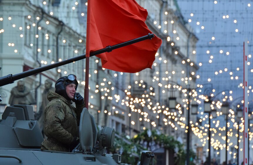 Для того чтобы обеспечить проезд военной техники, в столице вводятся временные ограничения движения
