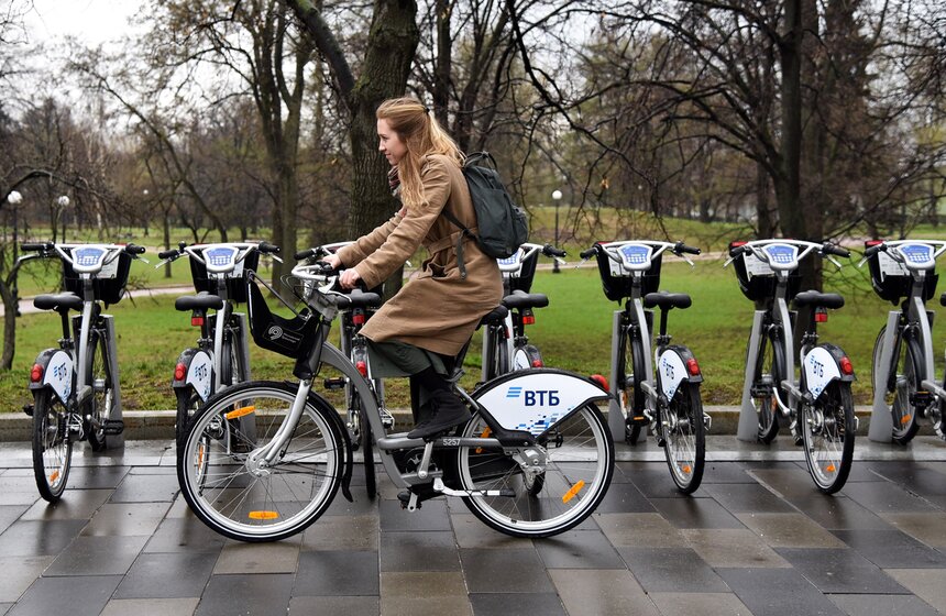 Москва уже обгоняет большинство европейских городов по числу велосипедов, доступных для аренды. Более крупные парки есть только в Лондоне и Париже.