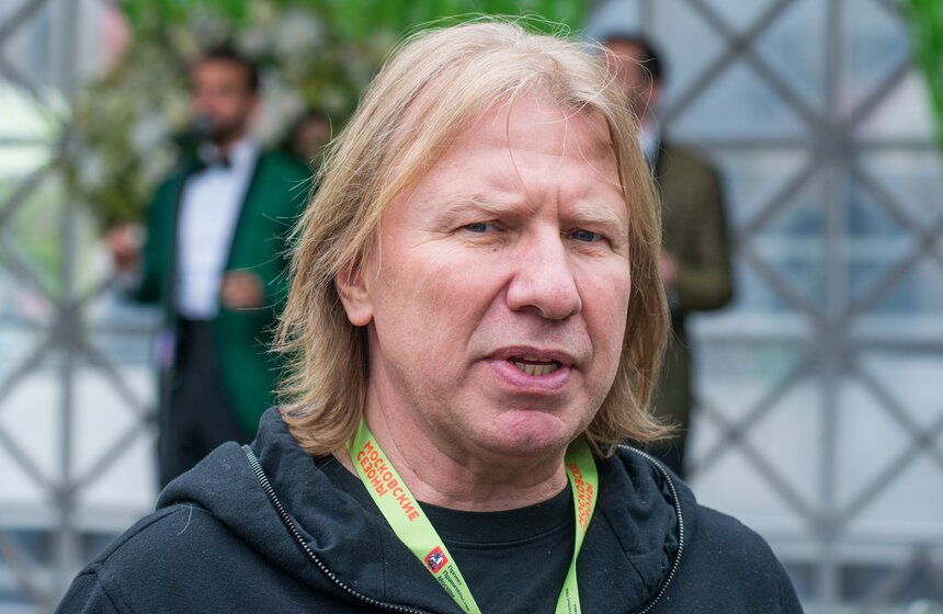 Виктор Дробыш предложил гостям фестиваля не только быть зрителями, но и быть его активными участниками и подпевать артистам