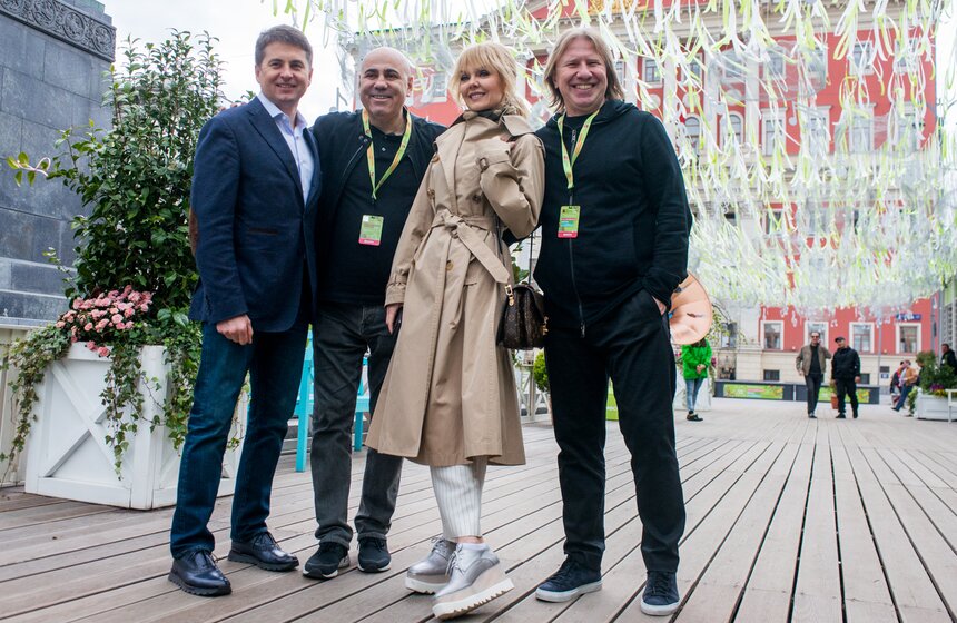 Старт фестивалю объявил глава департамента торговли и услуг Алексей Немерюк. На фото: Алексей Немерюк, продюсер Иосиф Пригожин, певица Валерия и председатель жюри конкурса "Московская весна A Cappella" Виктор Дробыш