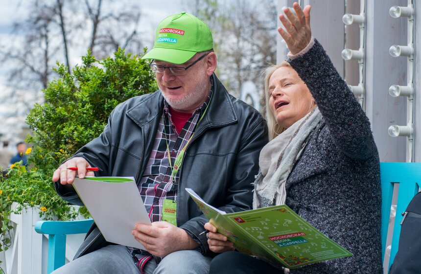 Уже в первый день у гостей праздника была возможность послушать российских и зарубежных исполнителей и пообщаться с организаторами фестиваля, участниками конкурса акапельного пения и членами жюри