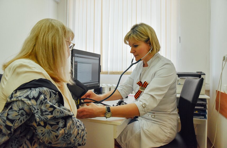 Врач, выполняющий функции участкового терапевта, проводит обследования, назначает лечение, выписывает лекарства и прочее.