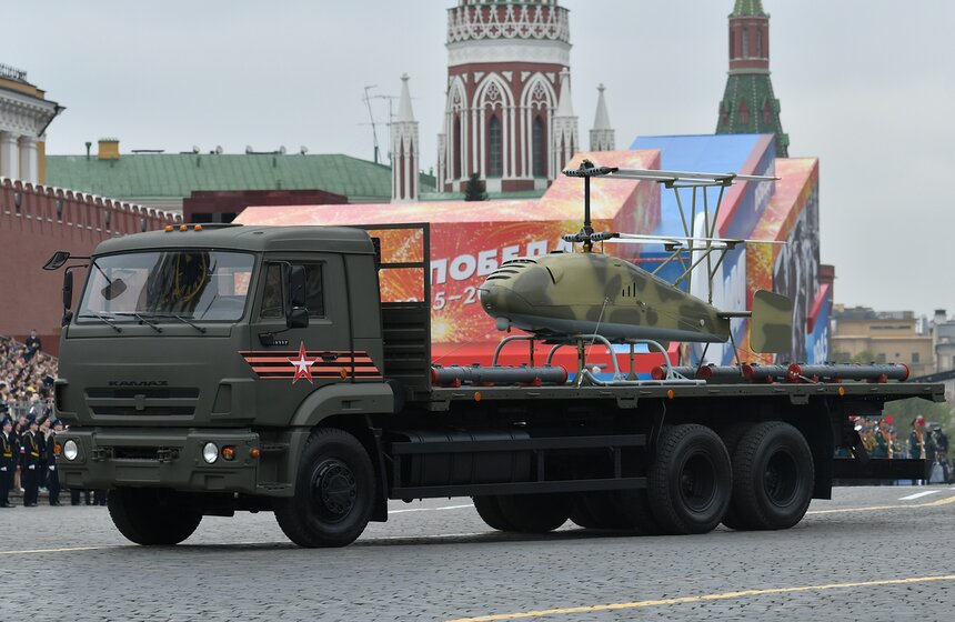 Чтобы облегчить процесс вождения боевой техники, на дорожное покрытие и брусчатку Красной площади нанесли специальную разметку.