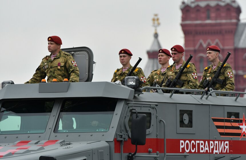 Впервые в параде принимают участие машины Росгвардии.