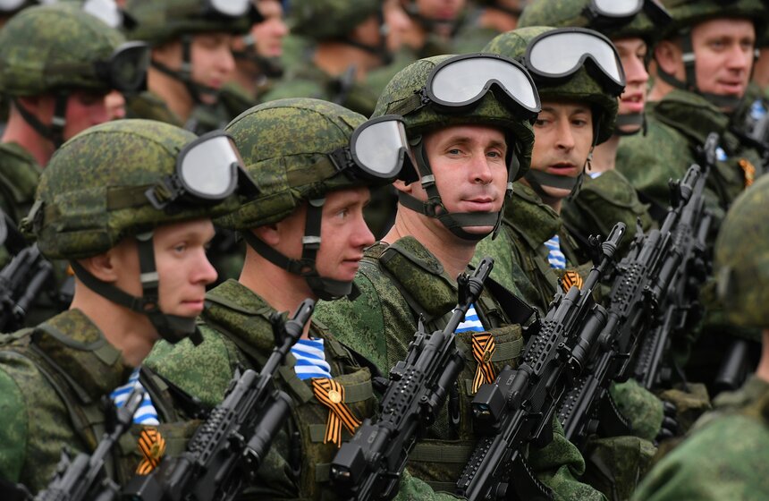 Впервые в параде на Красной площади участвуют воспитанники Нахимовского военно-морского училища из Севастополя, Московского президентского кадетского училища Росгвардии, курсанты Смоленской военной академии войсковой противовоздушной обороны, Саратовского института Росгвардии и парадный расчет Военной полиции.