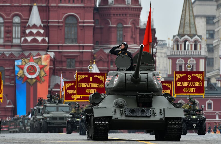 На Красную площадь выехали новейшие образцы вооружения: боевые машины поддержки танков "Терминатор", робототехнические комплексы разминирования "Уран-6" и боевые многофункциональные комплексы "Уран-9", беспилотные летательные аппараты "Корсар" и "Катран".