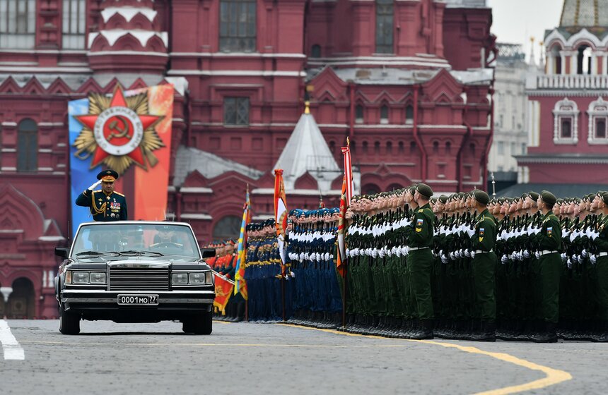 В 10:00 старт торжественному мероприятию дал бой кремлевских курантов.