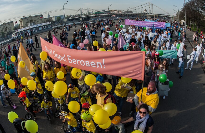 В параде приняли участие около 500 человек