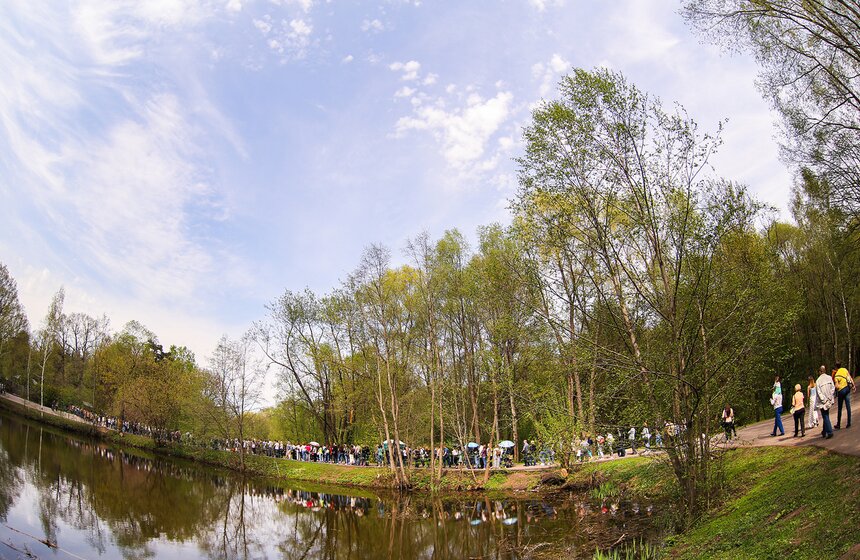 В Японский сад многие отправляются в поисках гармонии с природой. В ботанической экспозиции представлены более сотни видов различных растений: известная всему миру сакура, клен моно, рододендрон, вяз Давида и другие.