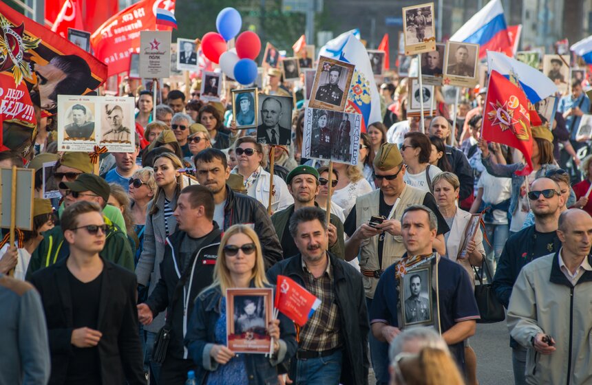 Каждый год неравнодушные к памяти героев Великой Победы выходят на улицы с транспарантами и штендерами с фото ветеранов Великой Отечественной войны в руках