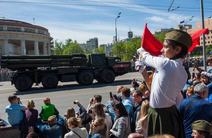Еще один традиционный участник парада реактивная система залпового огня РС30 "Смерч". А закроют проход поливальные машины комплекса ЖКХ, приводящие в порядок проезжую часть после тяжелой техники.