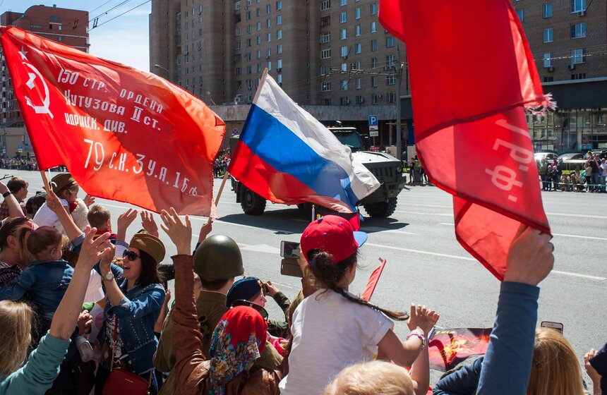 Утренний проход техники по городу стартовал ранним утром, а возвращались колонны с Красной площади около полудня.