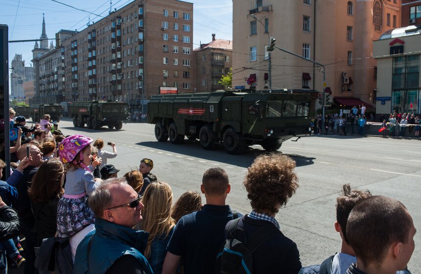 Проход техники по столице длится несколько часов, крупные боевые машины движутся по городу со скоростью не превышающей 30 километров в час.