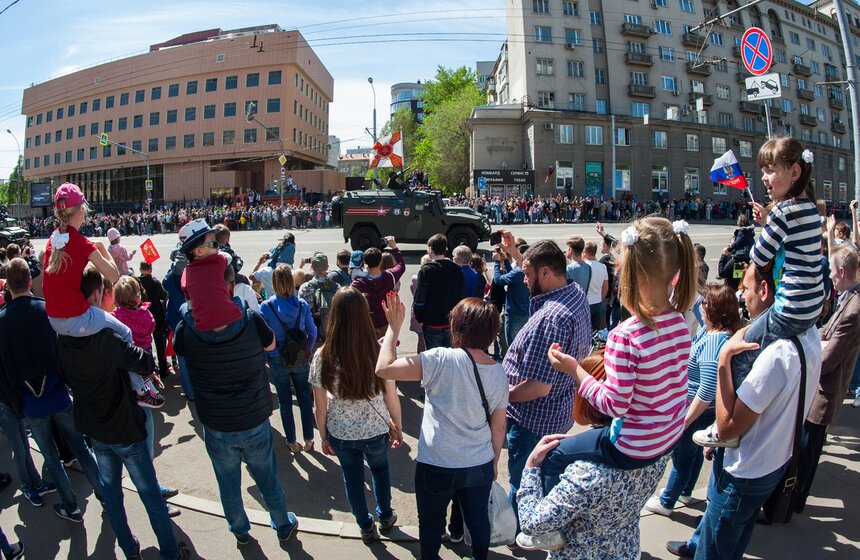 Благодаря неторопливому темпу движения колонны, запечатлеть проход броневиков могут успеть сделать практически все желающие.