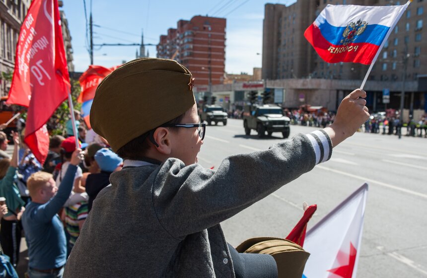 Горожане ежегодно выходят посмотреть на движение боевых машин по всему маршруту.