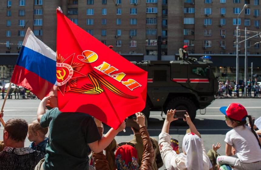 Москвичи приветствовали расчеты боевой техники и активно снимали их проход на камеры. В кадре еще одно новшество – бронемашина повышенной защищенности "Тайфун-К"