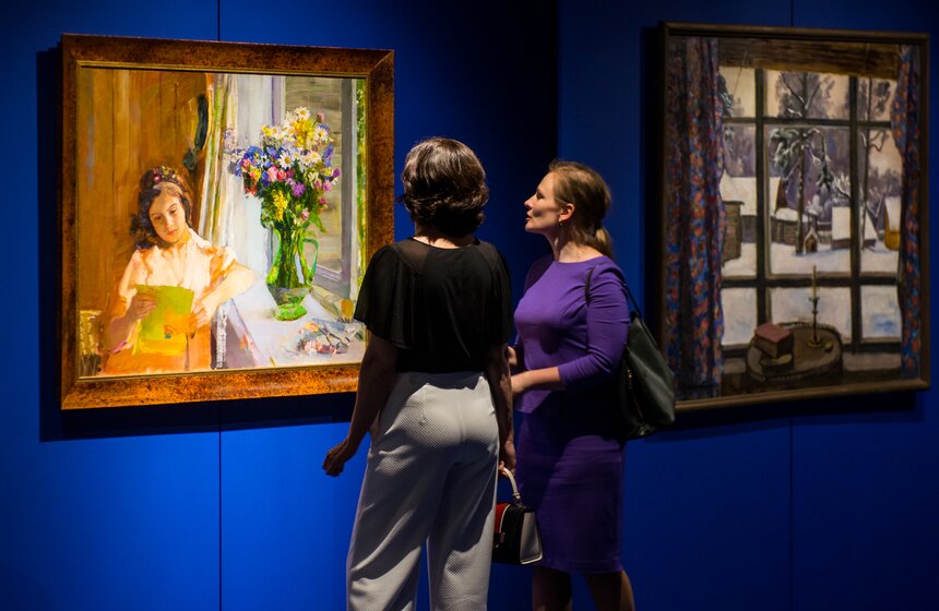 Картина Бориса Иогансона "Девочка с цветами" из собрания Государственной Третьяковской галереи