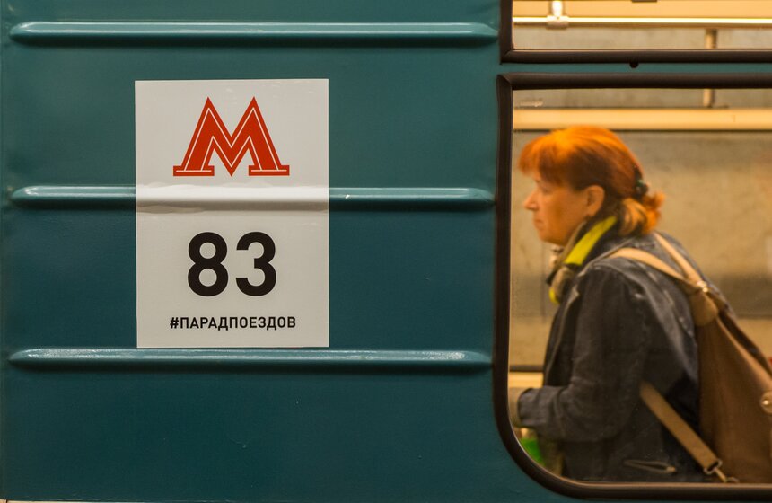 Следом по кольцу проследовали состав Еж-3 с Таганско-Краснопресненской линии, и так называемый "номерной" поезд, распространенный на Калужско-Рижской и Замоскворецкой линиях.