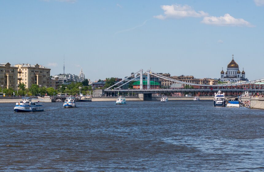 Среди современных судов был представлен единственный в московском бассейне колесный теплоход с электрическим приводом и яхты-ледоколы.