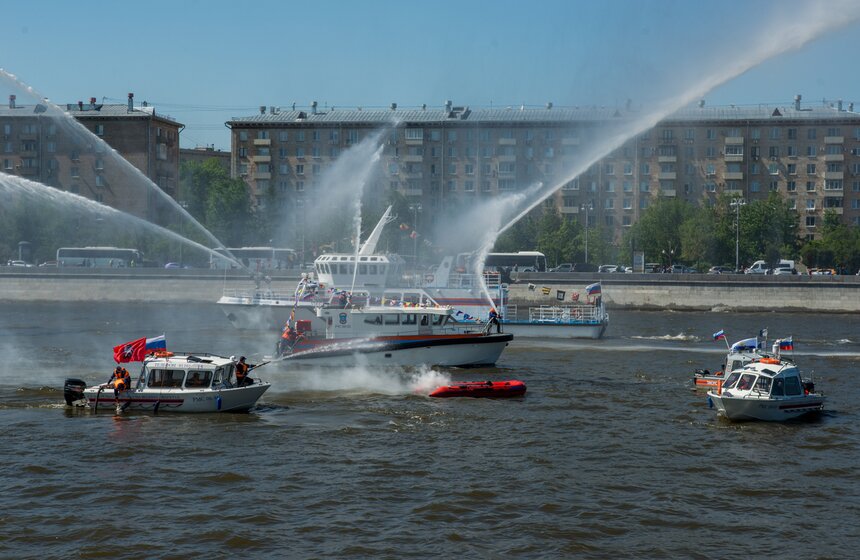 Караван из судов растянулся на несколько километров. Рядом с раритетными теплоходами красовались яхты-ледоколы и даже плавучие дома.