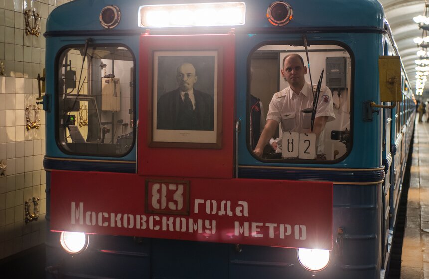 В современных вагонах этого состава воссоздан интерьер самых первых вагонов метро, перевозивших пассажиров более 80 лет назад: мягкие диваны, теплый приглушенный свет, облицовка салона из формованного пластика, напоминающего "линкруст".