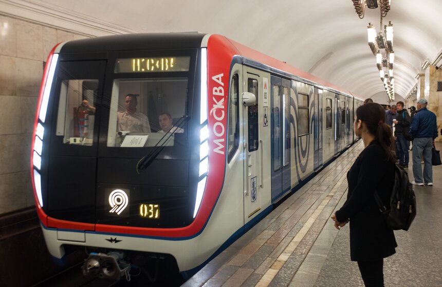 Он принимает участие в параде во второй раз. Поезд считается наиболее вместительным и отличается сквозным проходом через все вагоны, широкими дверными проемами со световой подсветкой и наличием зарядок для гаджетов.