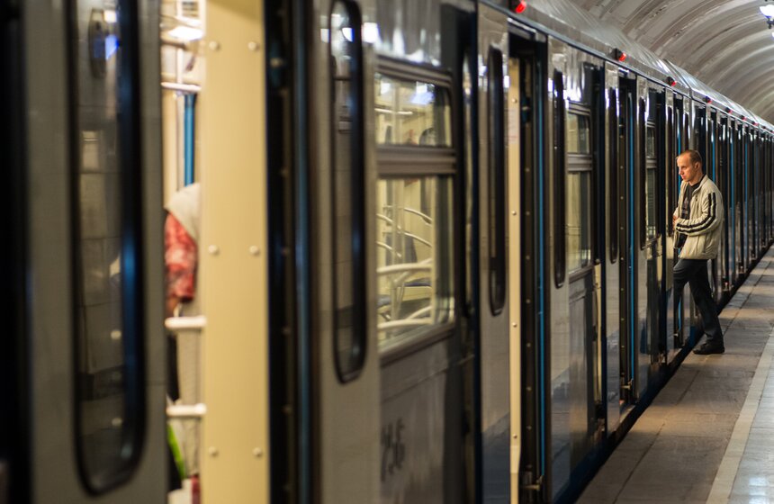 Московский метрополитен с самого начала стал обслуживать сотни тысяч людей и, по мере своего роста, открывал двери для новых и новых пассажиров.