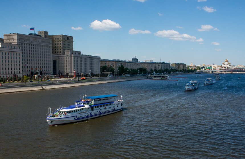 Отдельное шоу для зрителей устроила сборная России по флайборду – спортсмены парили в воздухе в нескольких метрах от воды.