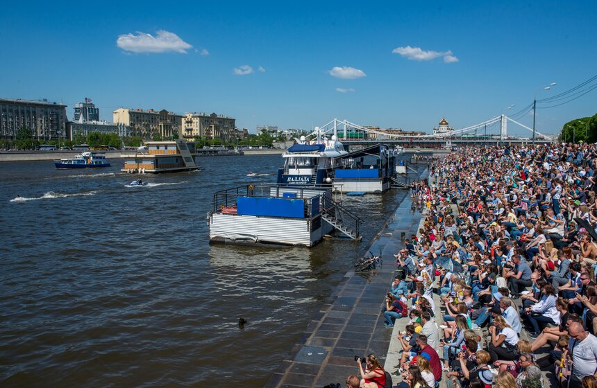 Посмотреть на зрелище в парке Горького пришли несколько тысяч зрителей.