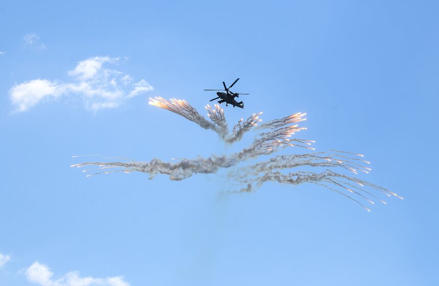 В небе над Кубинкой − разведывательно-ударный вертолет Ка-52 "Аллигатор"