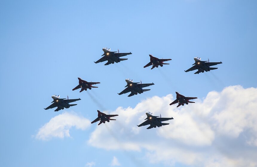 "Кубинский бриллиант" – фигура высшего пилотажа, выполняемая "Русскими витязями" (пять самолетов Су-27) и "Стрижами" (четыре самолета МиГ-29)