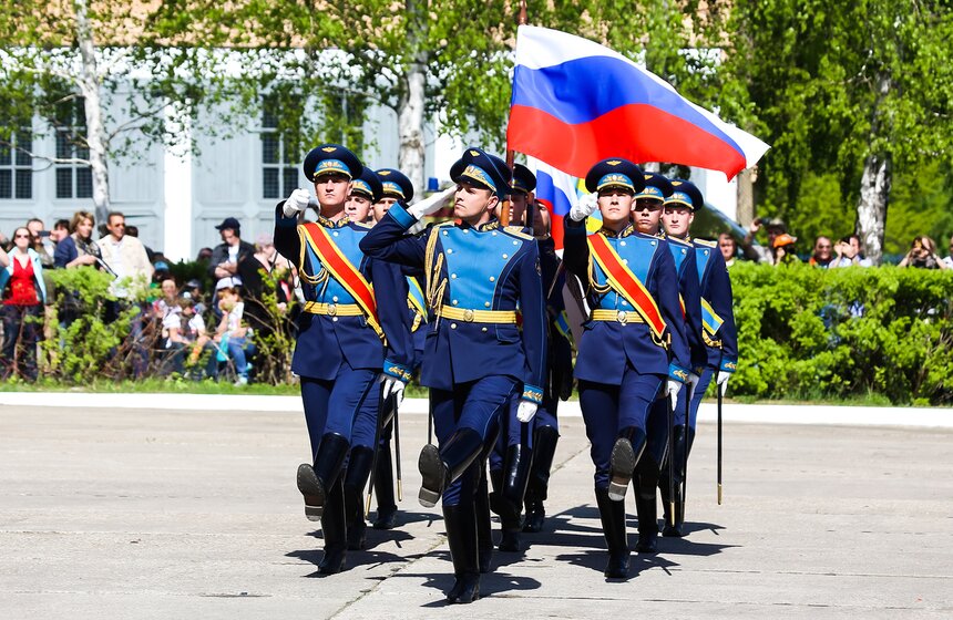 Почетный караул торжественно несет флаг России